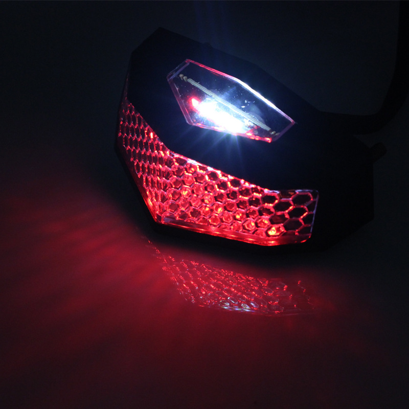 オートバイのブレーキのテールランプの車は一体になってLEDのブレーキランプの信号灯を改造します。|undefined