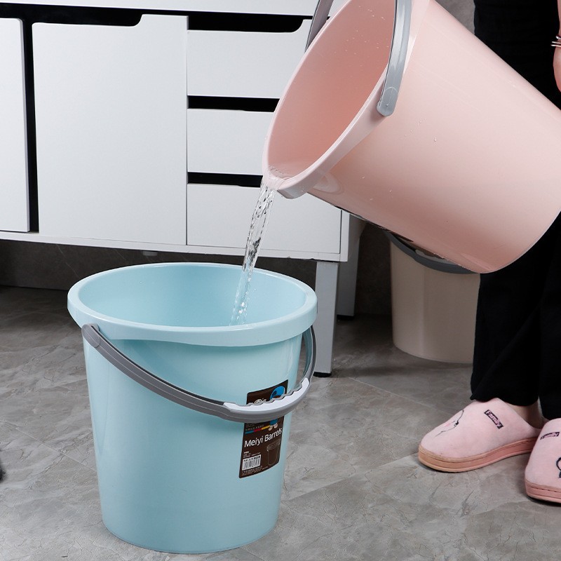 加厚耐摔圆形塑料开学提水桶学生宿舍手提家用塑料多功能储水桶