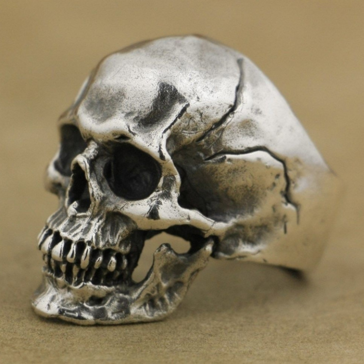ハロウィーンの新しい欧米のスカルの指輪のレトロなひびの入った鬼頭の指輪のロックはルビーの男性の指の輪をはめ込んでいます。|undefined