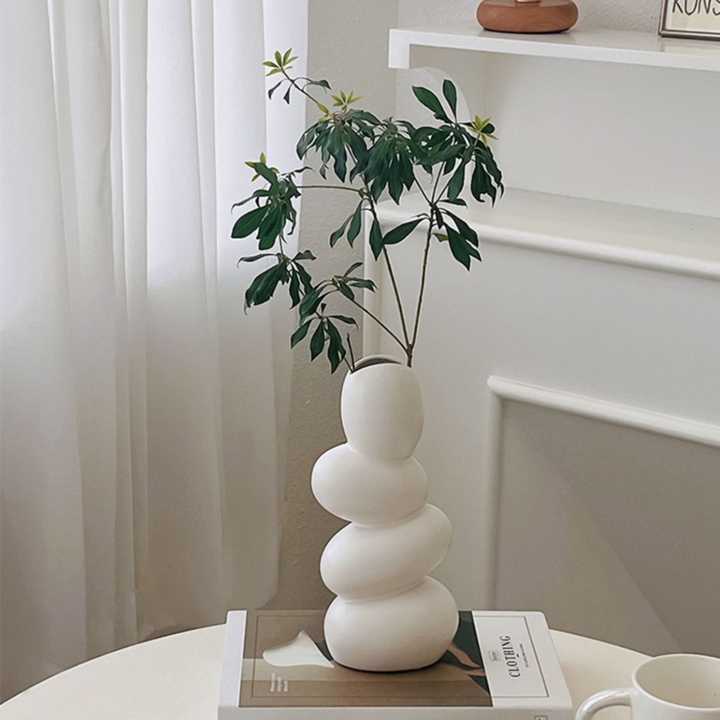 Creative ceramic vase with an Instagram style, light luxury, high-end, irregular pebble home decoration, living room flower arrangement, entryway decoration