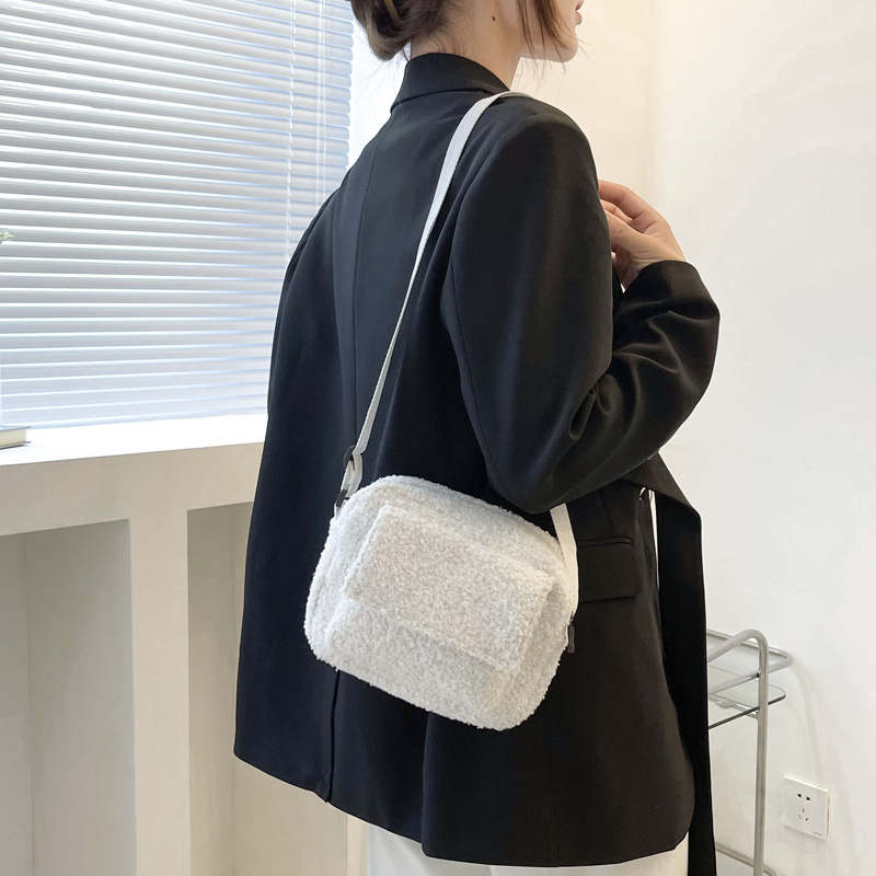 Cute solid color autumn and winter furry shoulder underarm small square bag 2023 new trendy fashionable western style women's bag mobile phone bag
