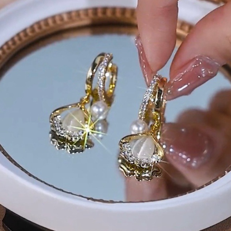 Women's Cat's Eye Ginkgo Leaf Ear Clips. Fashionable. Elegant. Versatile. Unique and Small-batch Earrings.