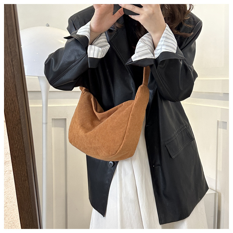 Solid color simple large capacity 2023 autumn and winter New Korean style simple shoulder messenger bag mother bag dumpling bag fashion_voghion.com