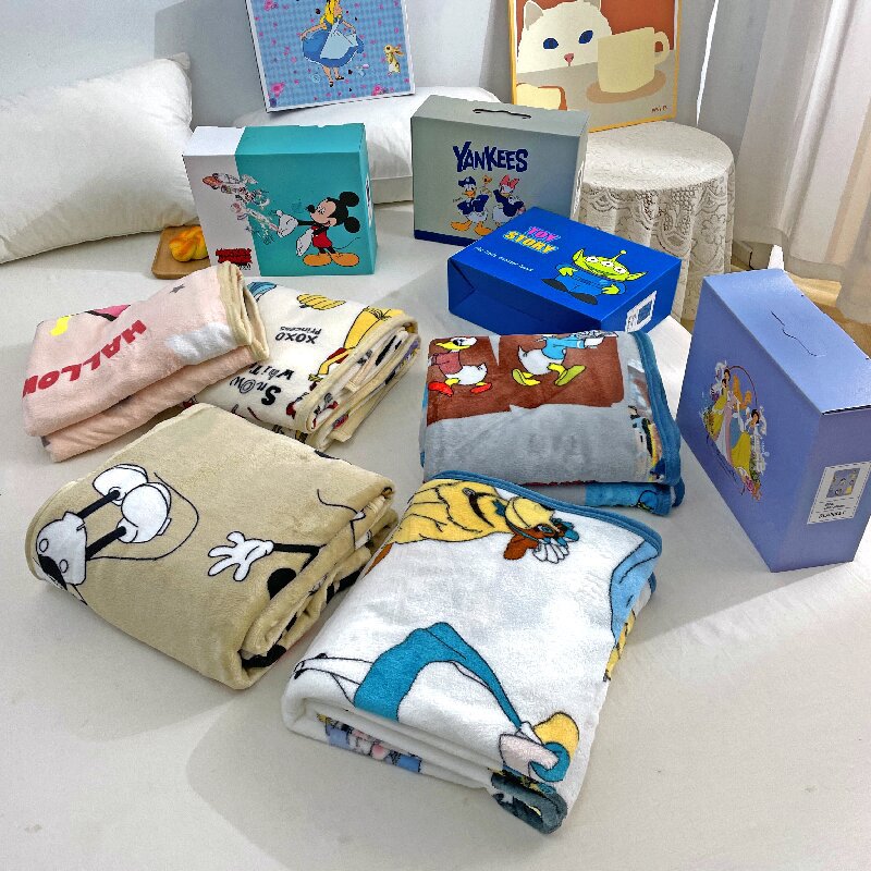 Cartoon Xiaoni flannel blanket kindergarten lunch break blanket gift box suit gift car Office blanket