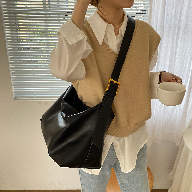 Korean version of large-capacity soft collapsible minimalist style shoulder bag, large bag, new bag, women's large tote bag, crossbody bag, student bag