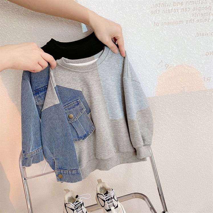 Korean version of boys denim spliced ​​sleeve loose sweatshirt for 2023 spring new small and medium-sized children's street-fried casual pullover