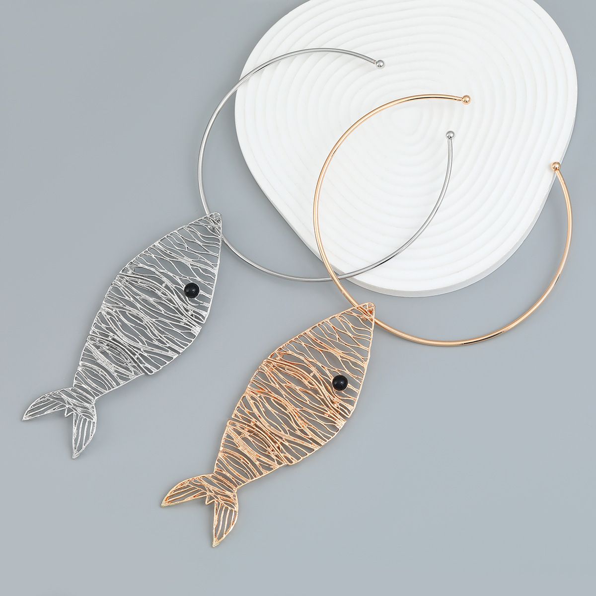 春季新款歐美項圈魚形項飾女嘻哈潮流金屬感合金小魚吊墜配飾批發
