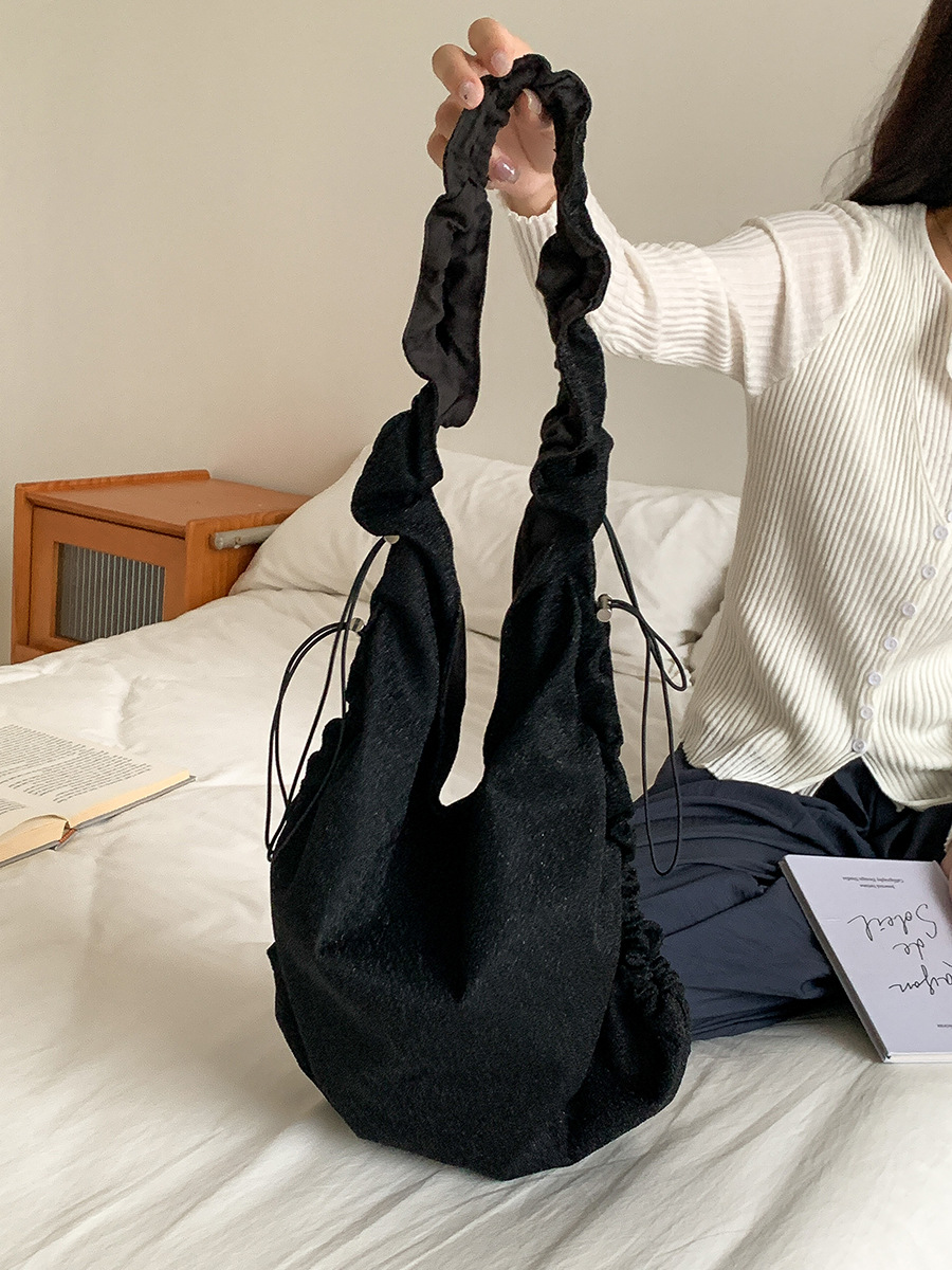 South Korea wide shoulder strap messenger bag girls' high-grade niche underarm bag drawstring pleated all-match large capacity shoulder bag
