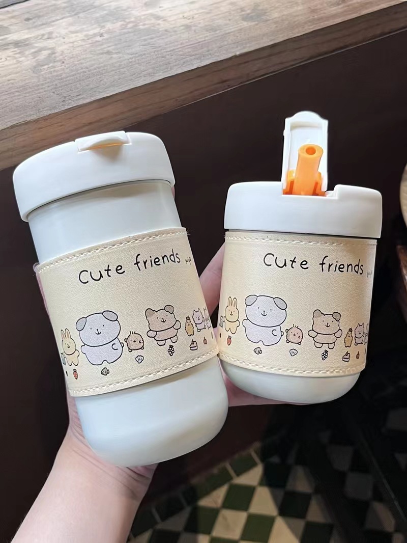 The leather case of milk tea glass and plastic cup can be insulated with many styles and beautiful products