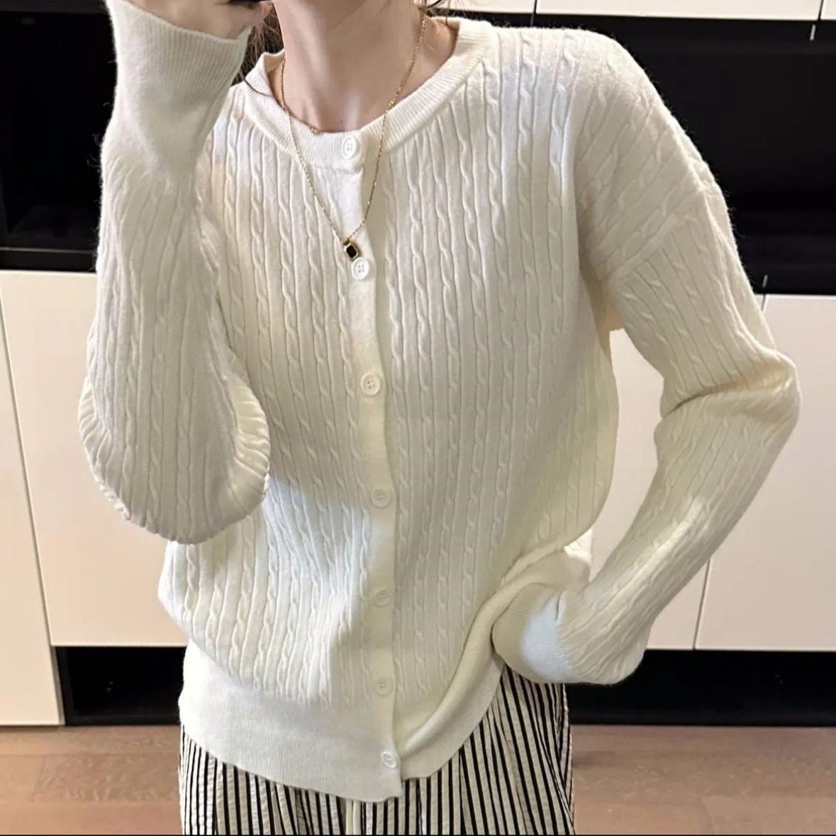 2023 autumn new long-sleeved embroidered knitted cardigan women's outer wear soft glutinous slimming twist sweater coat women's top