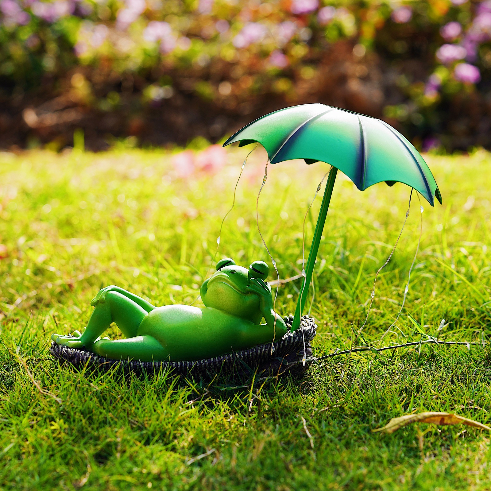 Cross-border cute artificial frog solar garden lamp outdoor garden decoration animal garden lawn decoration