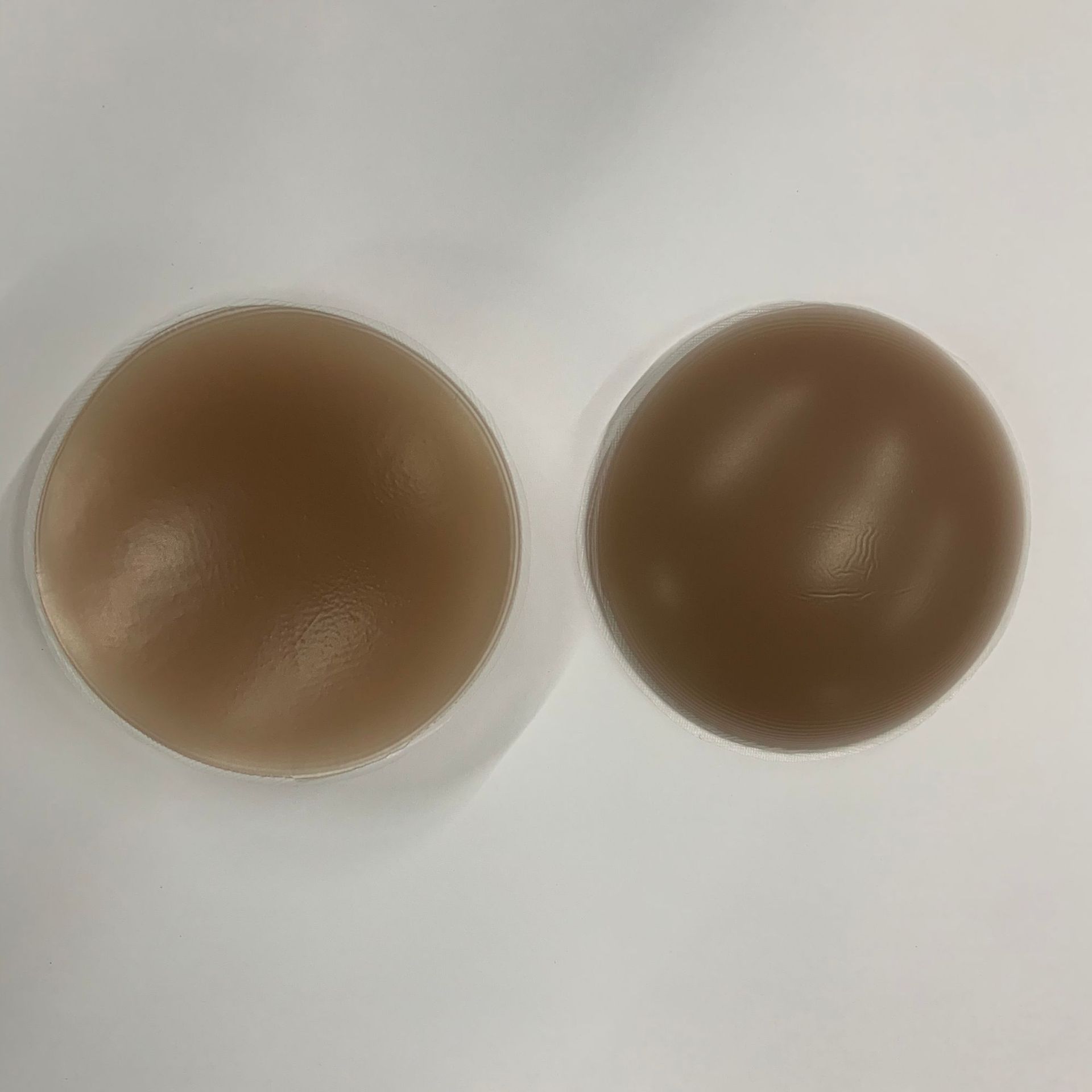 Manufacturers new anti-light invisible chest stickers lifting round breast stickers anti-bump plum-shaped silicone chest stickers in stock