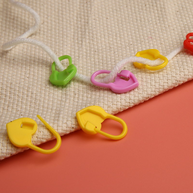 Cross-border Plastic Count Small Pin Color Knited Sweater Mark Buckle Anti-release Small Pin Love Mark Buckle in Bulk