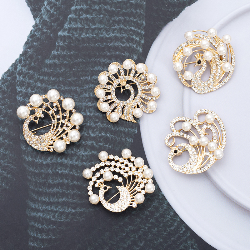 New Peacock Brooch Vintage Diamond Gold and Silver Two Color Fashion Pearl Rhinestone Animal Brooch Peacock Series Brooch