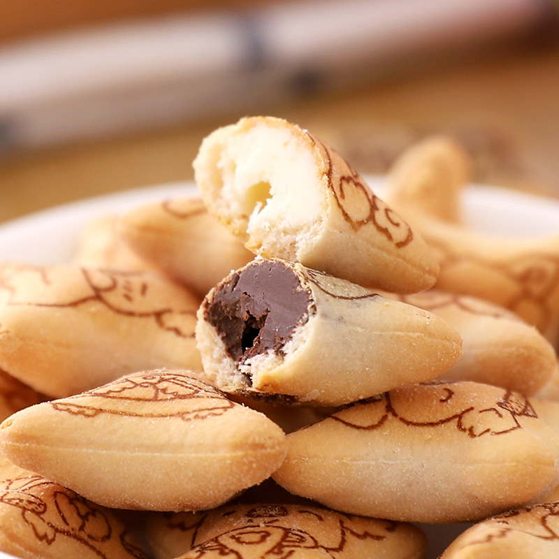 Thai imported snacks LOTTE LOTTE bear milk cheese chocolate flavor sandwich biscuits wholesale