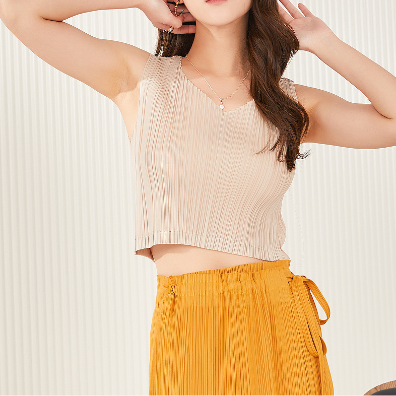Manufacturer direct supply of high-end pleats in summer, refreshing and fashionable V-neck versatile temperament commuter vest T-shirt