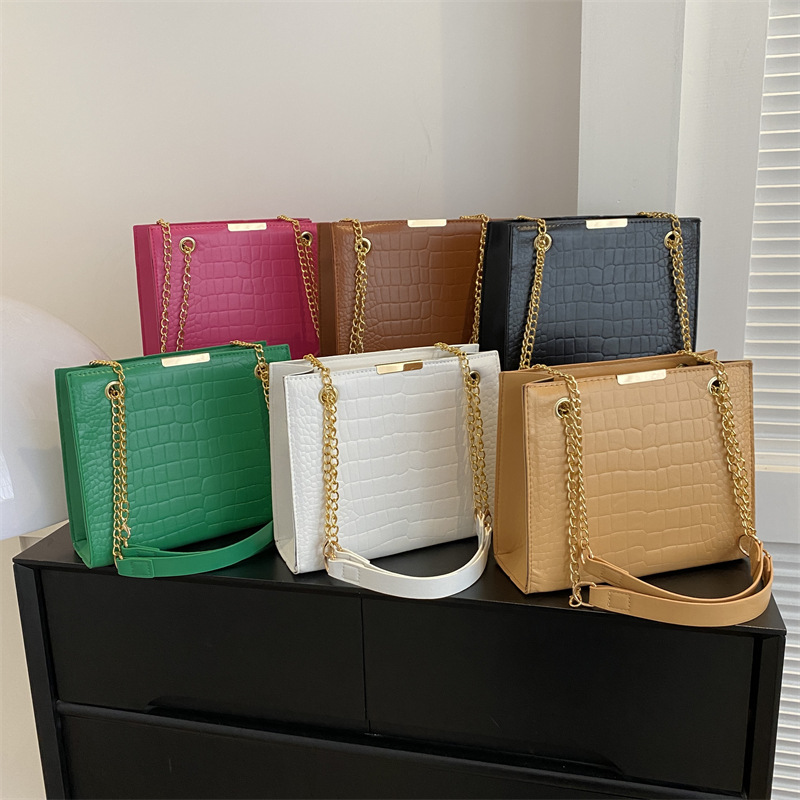 Versatile fashion commuter chain underarm bag 2023 early spring new textured shoulder messenger bag large capacity small square bag