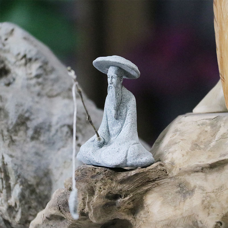 釣りの老人が園芸の築山の花の盆栽の景観を飾ることをシミュレーションします。|undefined