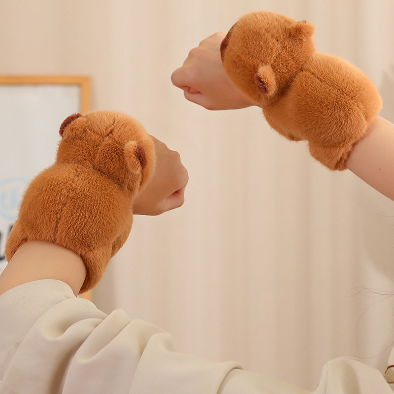 新商品のイチゴのカピバラのぬいぐるみは亀のイチゴの雄鶏のカピバラのペンダントのキーホルダーのぬいぐるみの卸売りを背負っています。|undefined