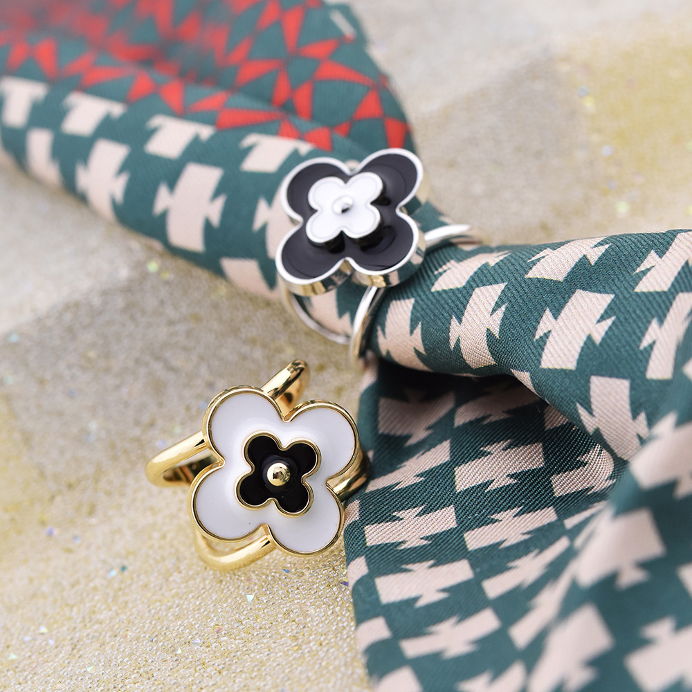 2022 new high-end four-leaf clover scarf buckle fashion exquisite Joker square scarf buckle female accessories factory direct sales