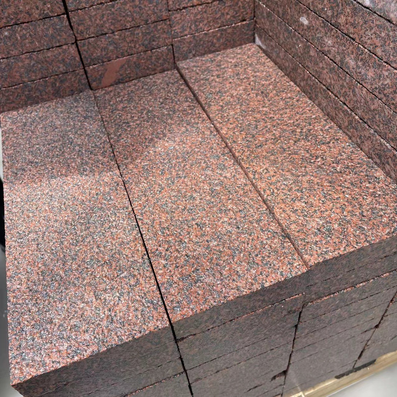 Guifei red granite garden sandblasting non-slip stone Kaoliang red outdoor courtyard villa floor tile red tombstone