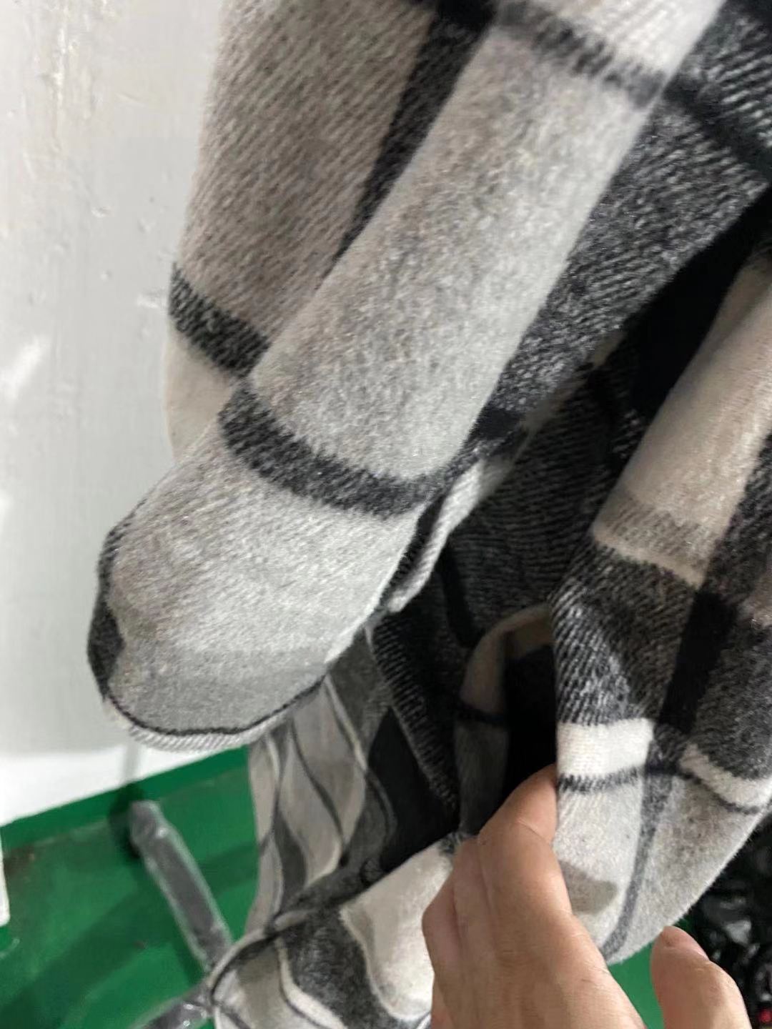 2022 autumn and winter European and American temperament windbreaker coat side slit lapel loose woolen plaid shirt coat in stock_voghion.com