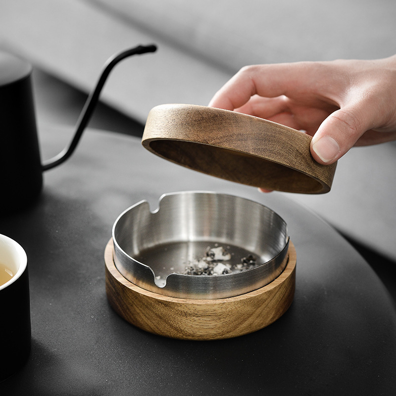 日本式相思木灰皿家庭用ホテルのリビングルームには蓋がついています。|undefined