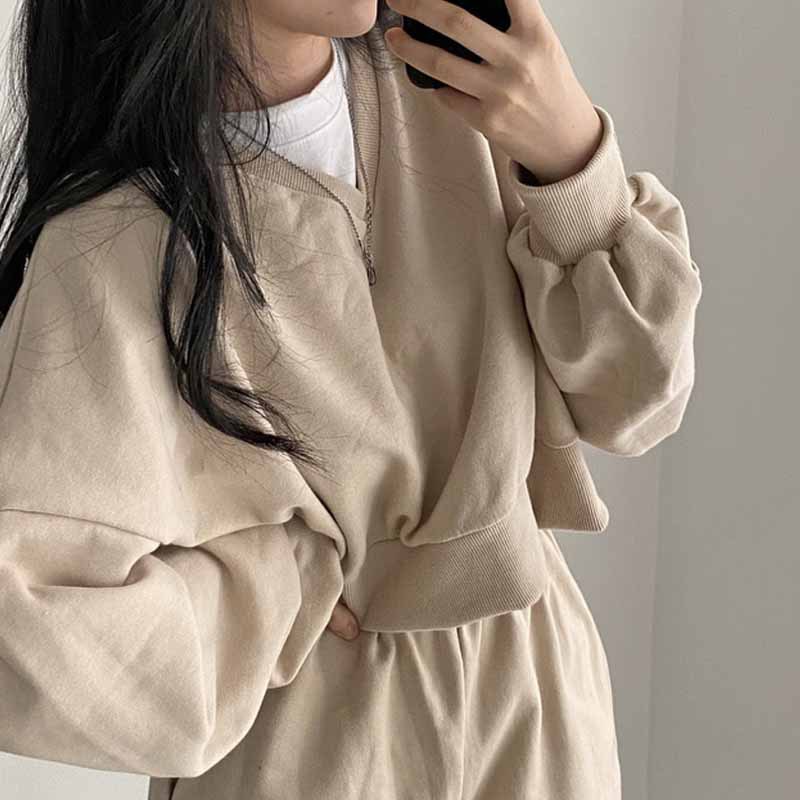 Koreanischer schicker Herbst-Lazy-Style-Pullover mit V-Ausschnitt, lockerem Langarm-Pullover + Shorts mit hoher Taille und weitem Bein, Sportanzug für Damen_voghion.com