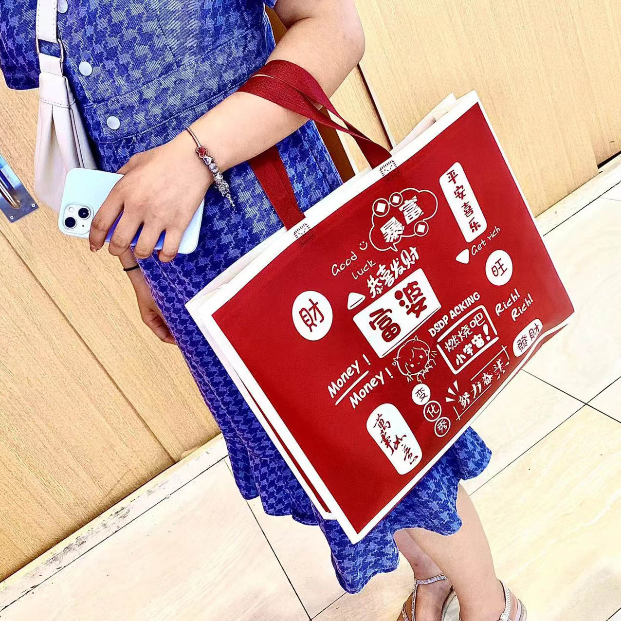 Rich non-woven bag handbag red gift bag New Year clothing store safe happy gift bag customization