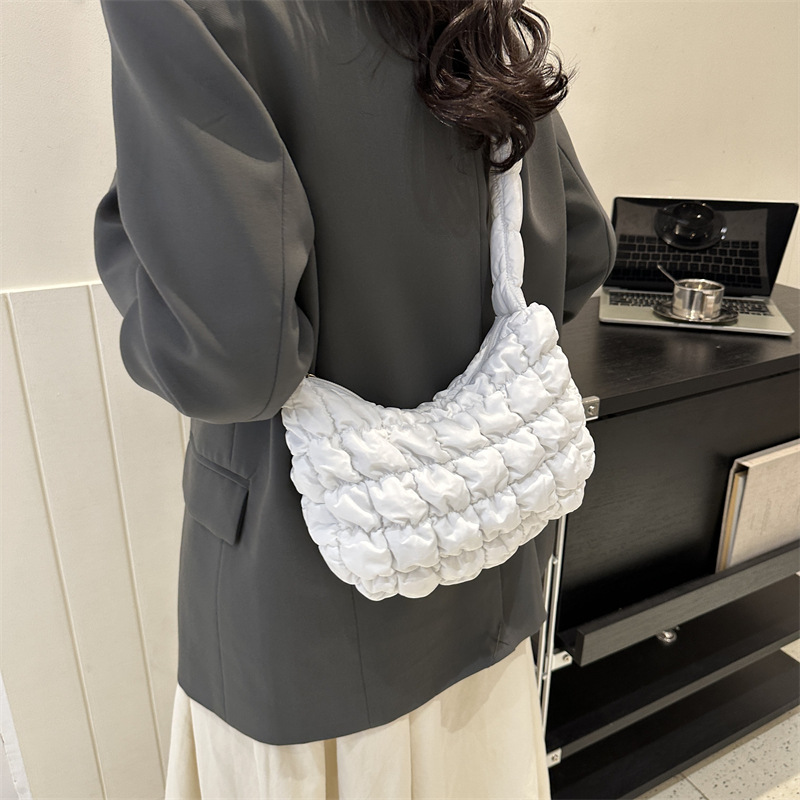 Autumn and Winter large capacity underarm bag cloud bag 2023 new niche personalized shoulder bag women's all-match messenger bag foreign trade