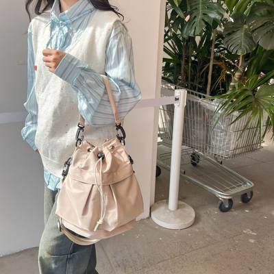 Trendy cool shoulder messenger bag 2023 new Korean style fashionable casual bucket bag large capacity nylon portable drawstring bag