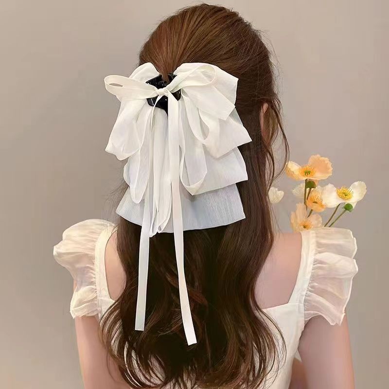 フランス式の優しさは顔が小さくて、髪の量が女性のシフォンの糸を巻いて、シフォンのサメのクリップの頭飾りを持っています。|undefined