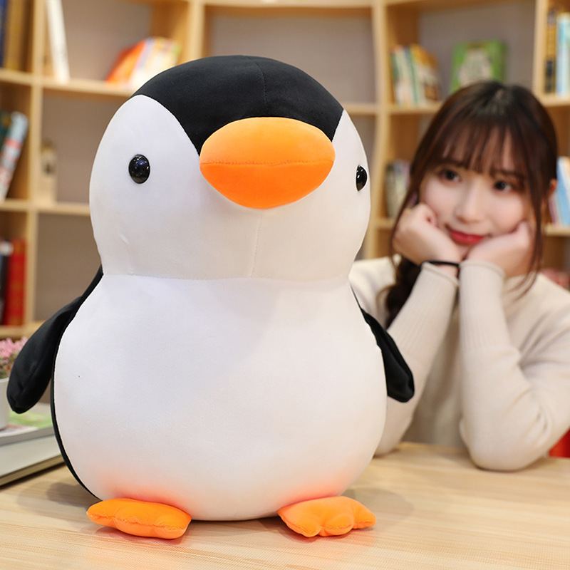 ペンギンのぬいぐるみのぬいぐるみの子供のベッドで寝ています。|undefined