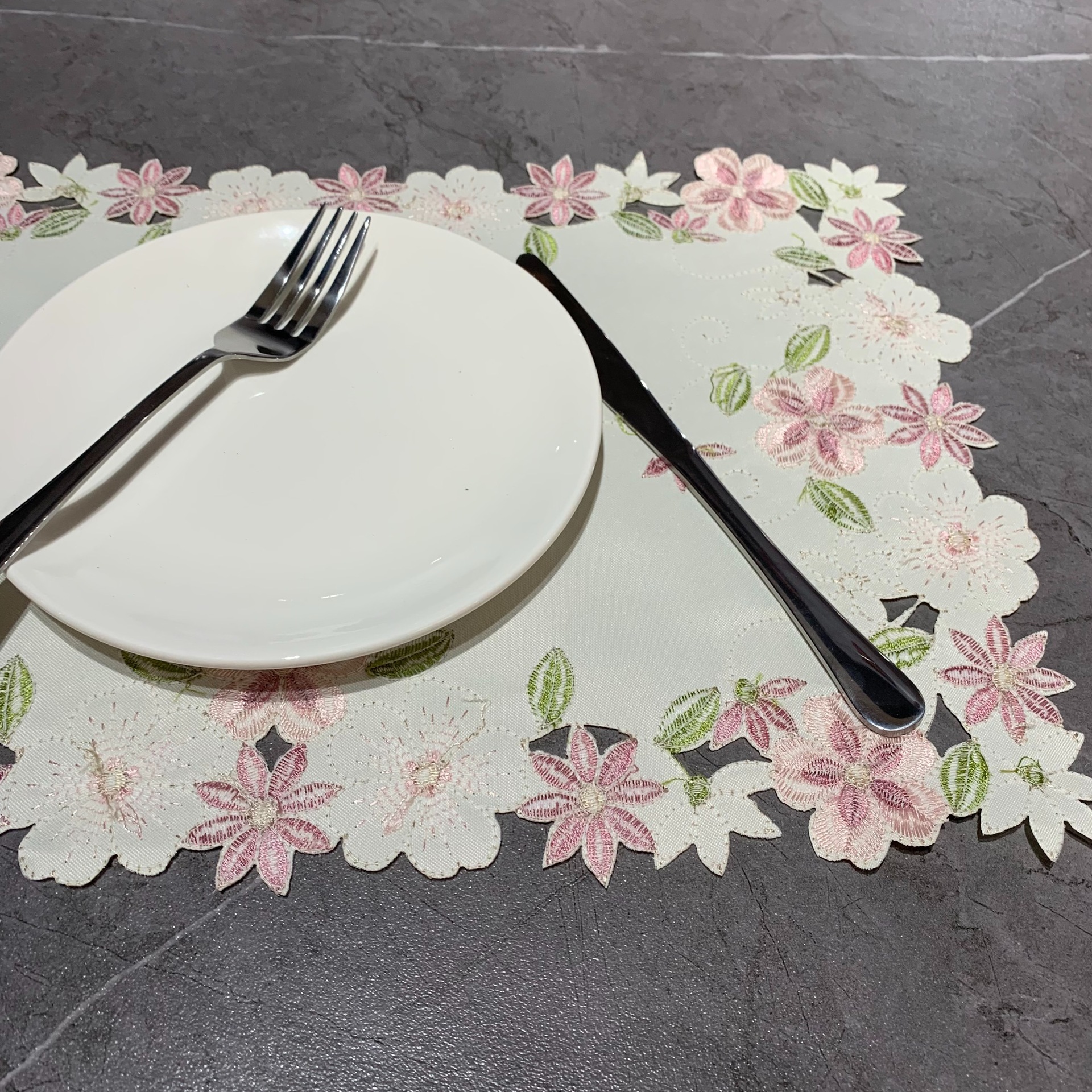 Amazon New Foreign Trade Polyester Western Food Mat Small Floral ins Embroidered Hollow Fabric Table Mat Heat Insulated Food Mat