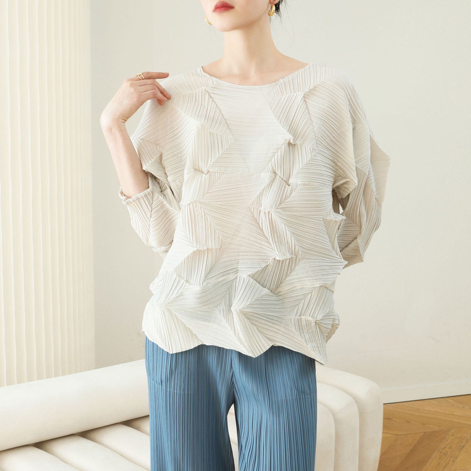 Manufacturer direct supply for autumn, spring and summer, high-end pleated fashionable loose large size versatile casual diamond pleated T-shirt