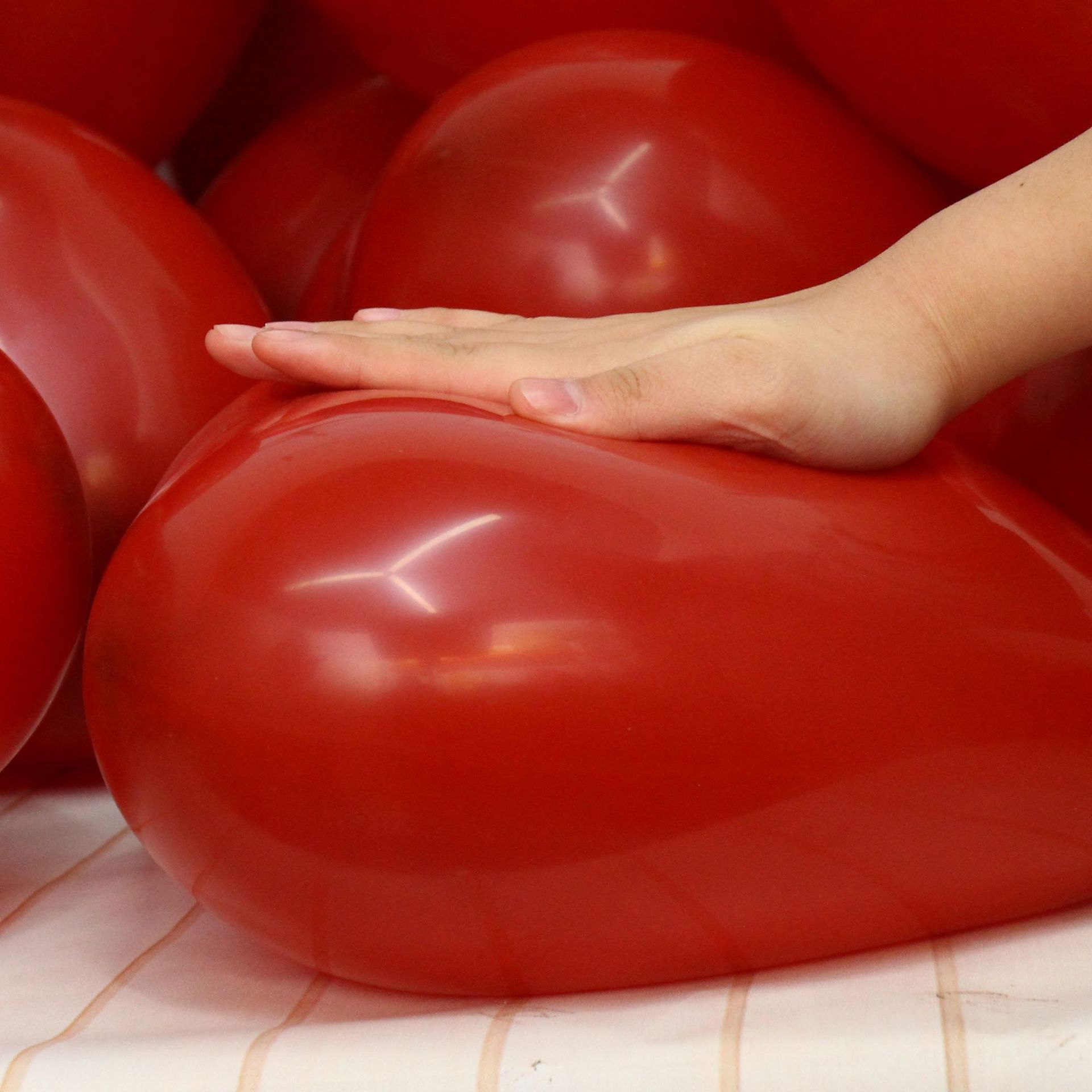 Factory single-layer thickened red pomegranate balloon heart-shaped balloon wedding pomegranate red heart-shaped balloon 2.2g