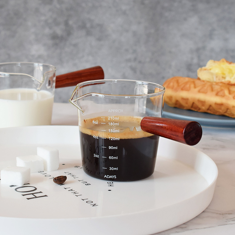Extract concentrated coffee milk Cup heat-resistant glass wooden handle scale milk pot seasoning juice pouring milk pot sauce cup