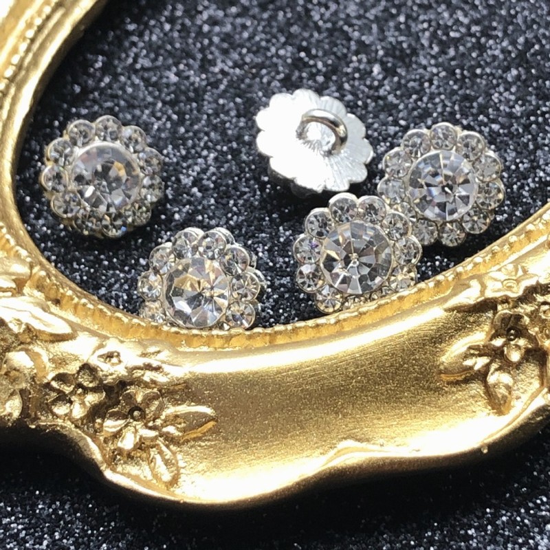 金属のダイヤモンドのシャツの襟の女性の小さいサイズのボタンの装飾|undefined