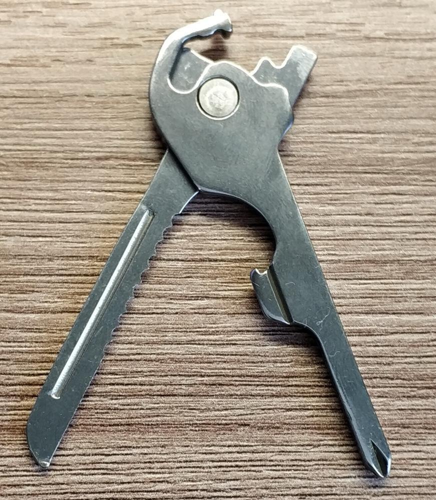 Outdoor Multi-functional keychain 6-in-1 Folding mini knife Swiss multi-functional tool portable screwdriver