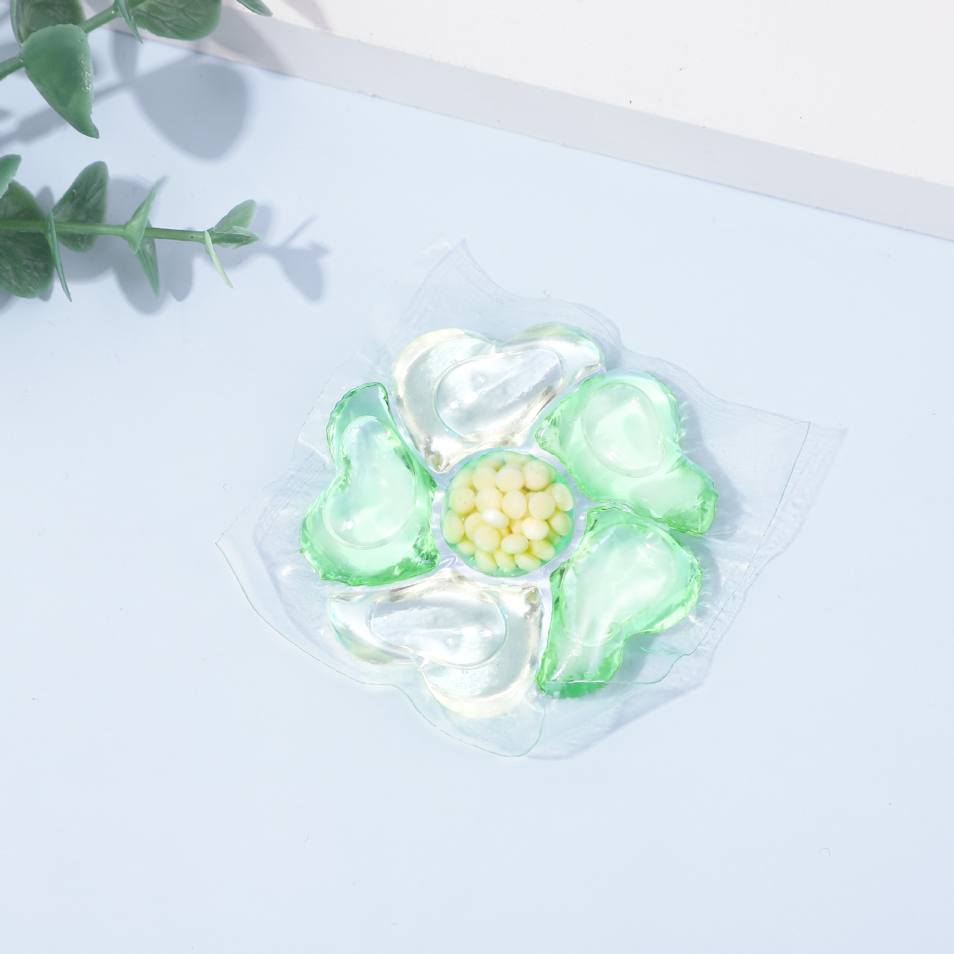 Bacteria-free bear six-in-one laundry beads lasting fragrance deep cleansing concentrated laundry detergent Powley bear laundry ball