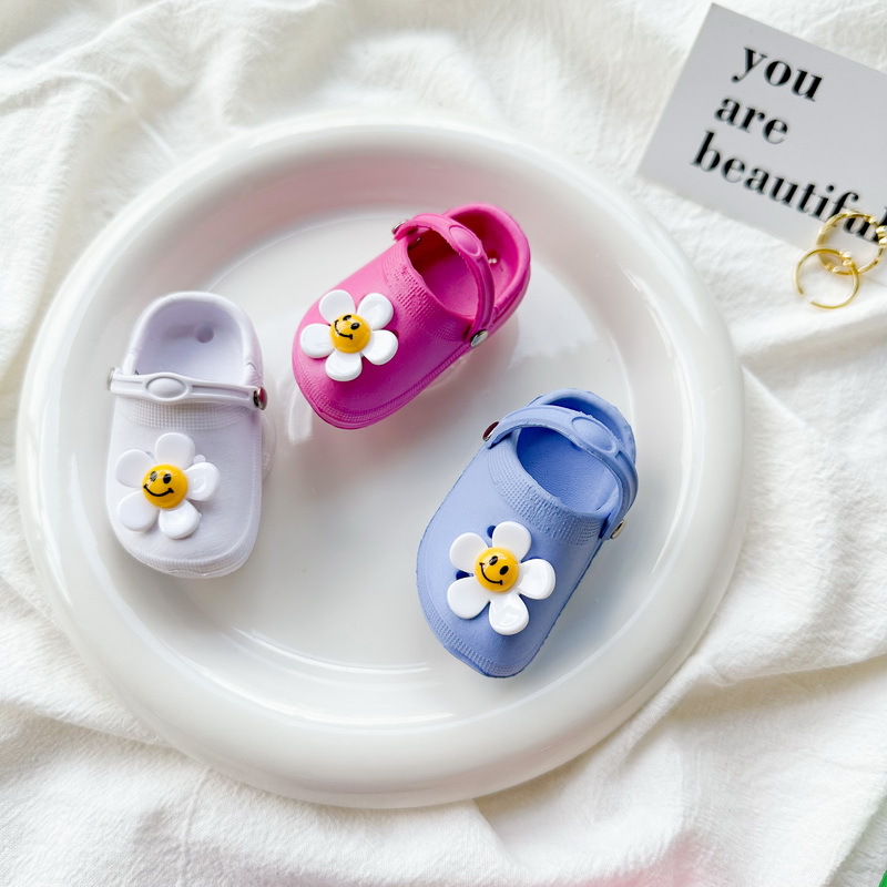 Simulation hole shoes mobile phone airbag bracket flower smiley face small slippers adhesive retractable fresh ins style