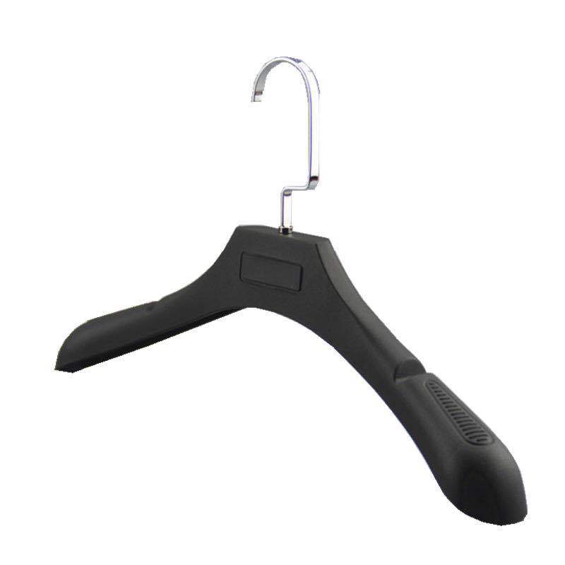 Broad shoulder seamless clothing store hanger black plastic non-slip clothes support for men and women's suits adult clothing trouser rack wholesale