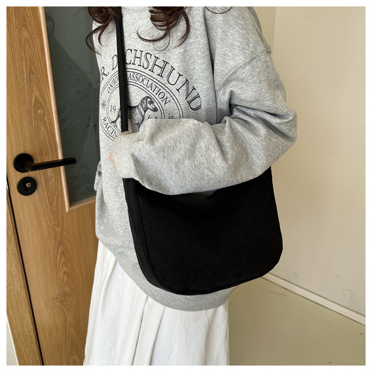 Solid color simple large capacity 2023 autumn and winter New Korean style simple shoulder messenger bag mother bag dumpling bag fashion_voghion.com