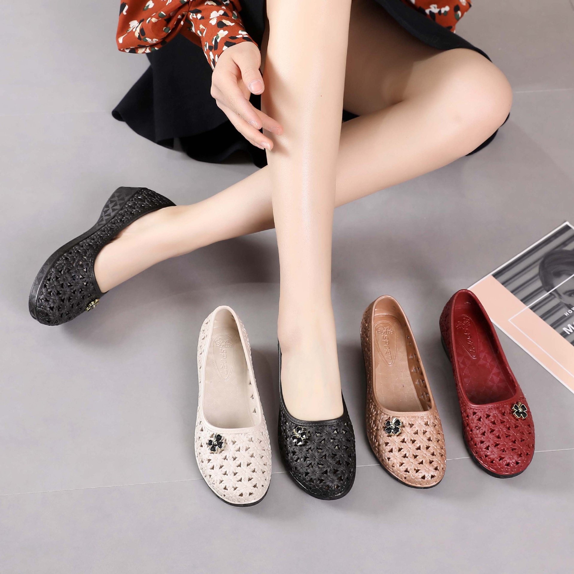 Mom Sandals Plastic Soft Sole Summer 2023 New Style Hole Shoes Middle-aged and Elderly Comfortable Hollow Women's Shoes Mesh Shoes