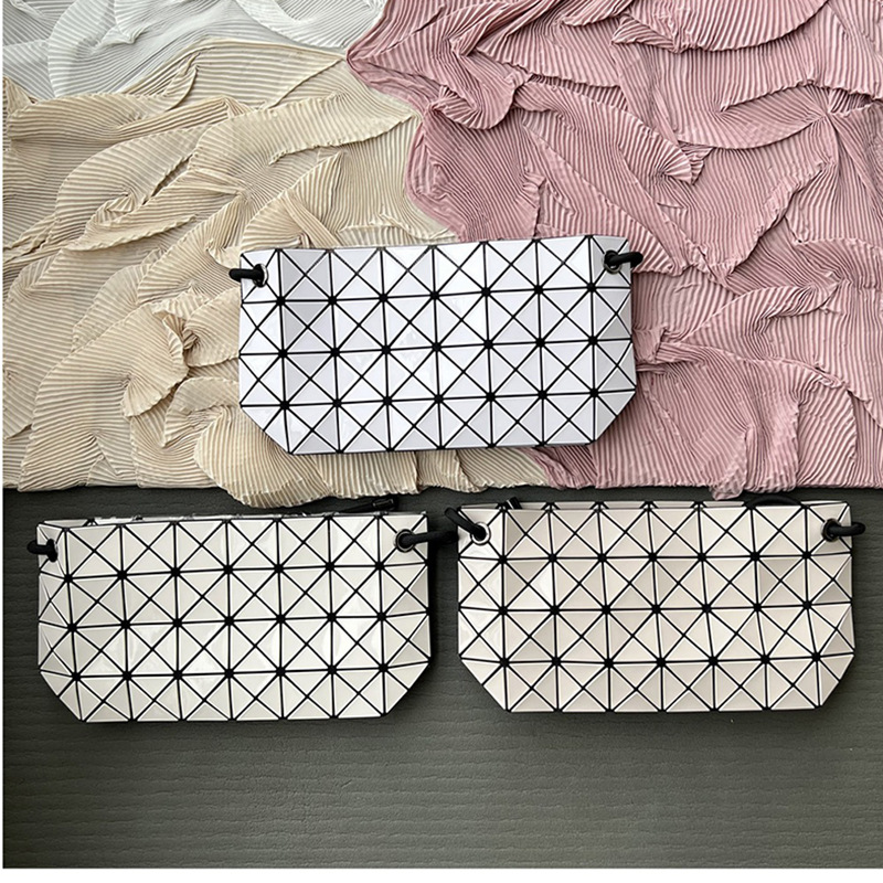 Tofu bag 2022 New triangle geometric bag women's personality changeable shoulder crossbody fashion bag live supply
