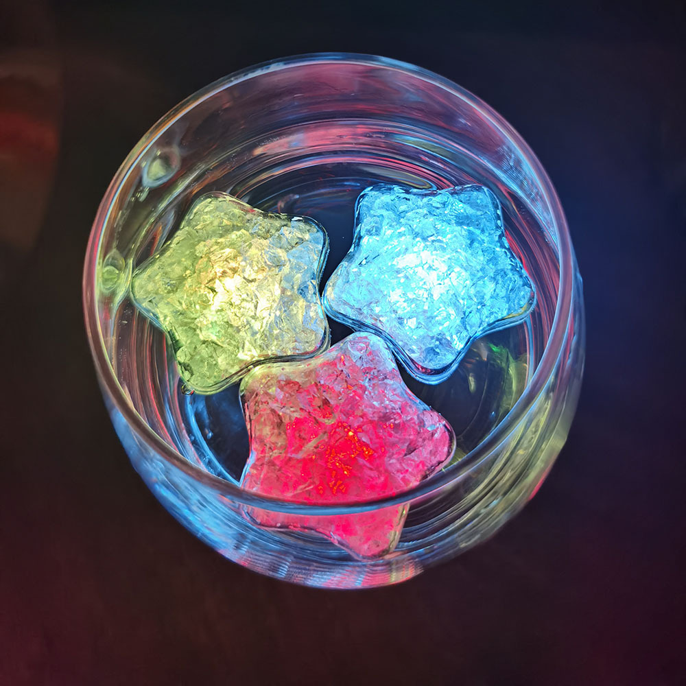 Бар КТВ поставляет в воду яркие светящиеся звезды мигающие Luminous Ice пищевой водонепроницаемый семь цветов