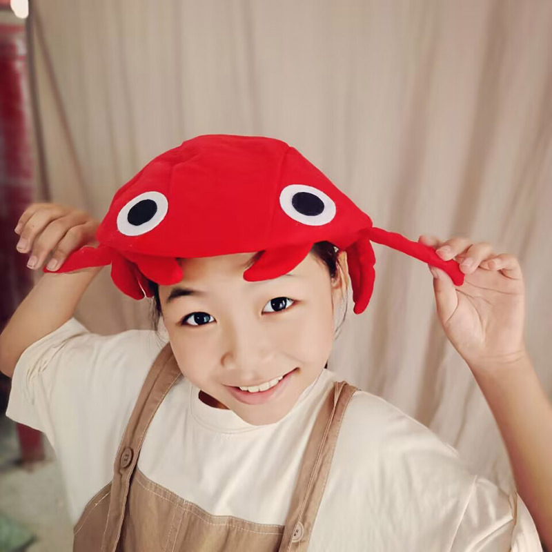 ショーの道具はロブスターのカニの帽子を演出します。|undefined