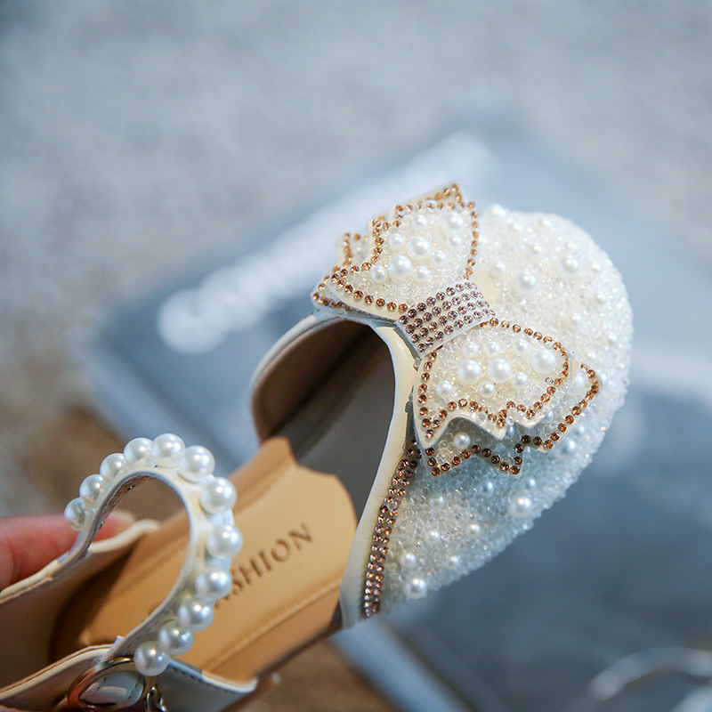 Girls' sandals summer 2022 new spring and autumn single-layer shoes Pearl soft bottom princess shoes little girl children crystal shoes