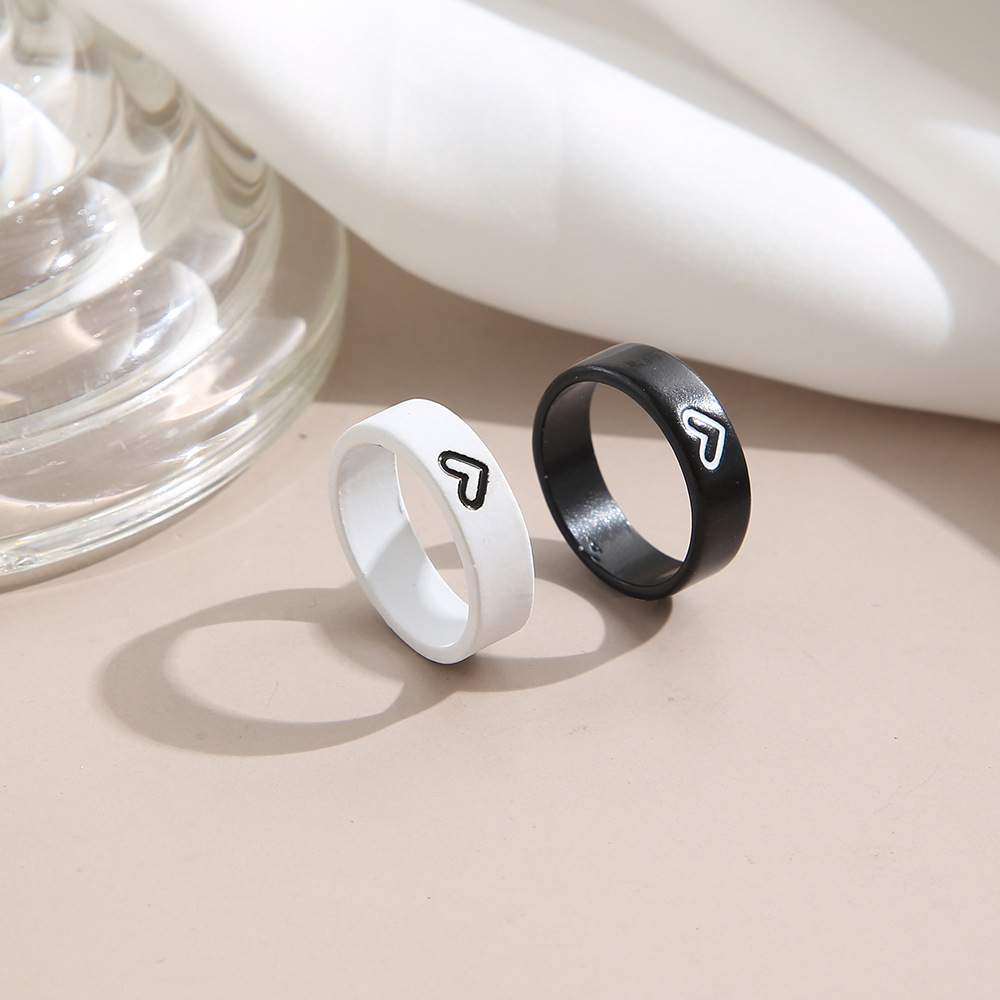 Guoxiu cross-border hot selling creative simple temperament women's girlfriends cute contrast color black and white love couple two-piece ring