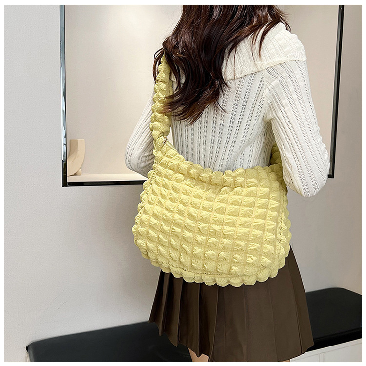 豆の包みの柔らかい質感の大容量の女性のリュックサックの通勤のレジャーのシュークリームの雲の包みの日韓の新型のしわの包み|undefined